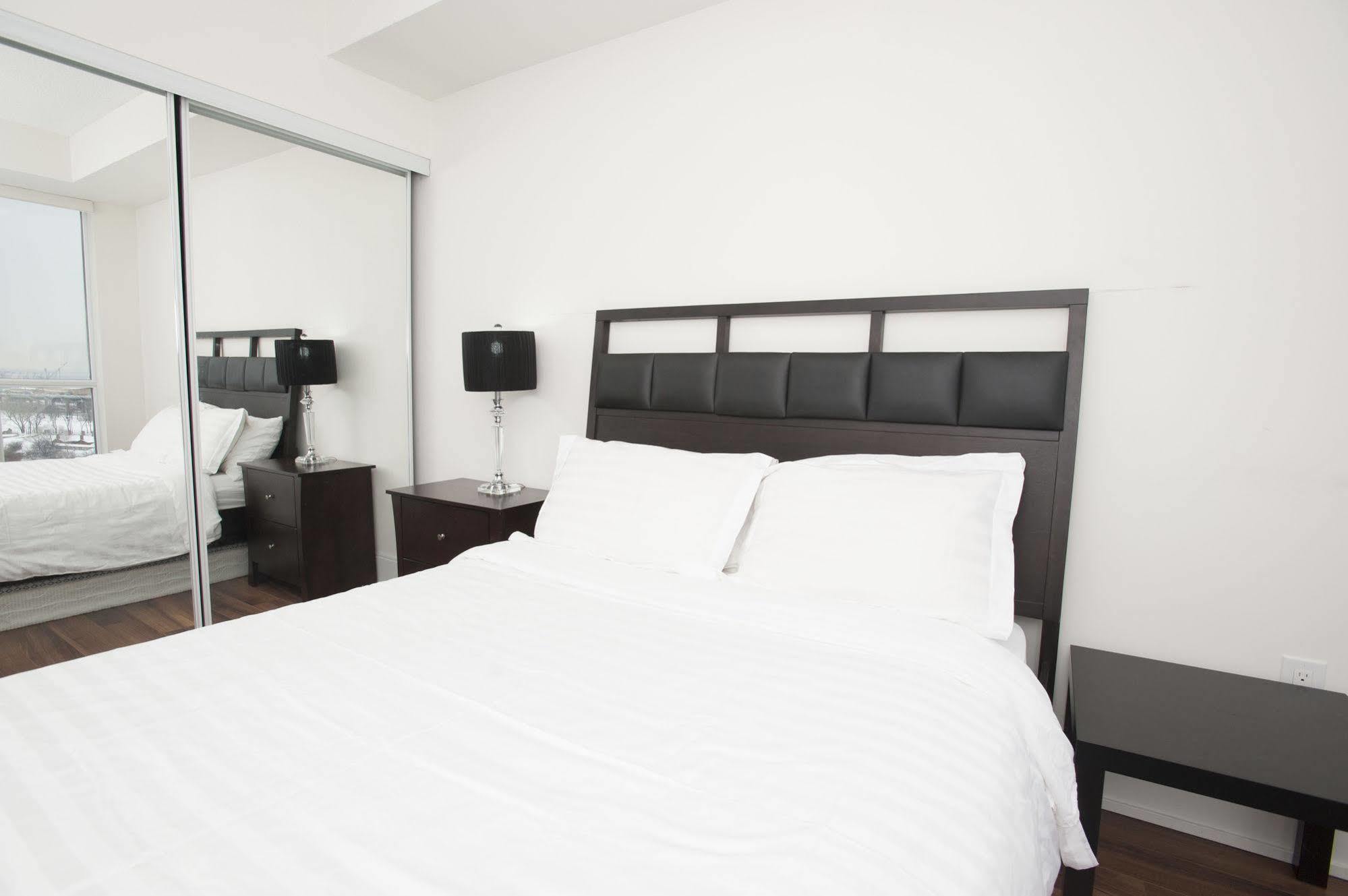 Life Suites Luxury Downtown Condos โตรอนโต ภายนอก รูปภาพ